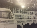 Alte Firmenwagen vor dem damaligen Hauptsitz